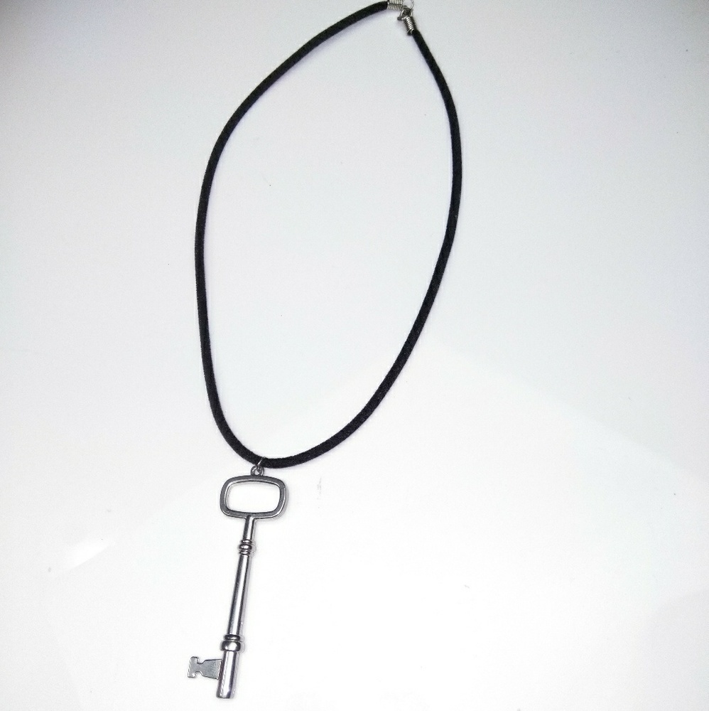 Key pendant choker necklace